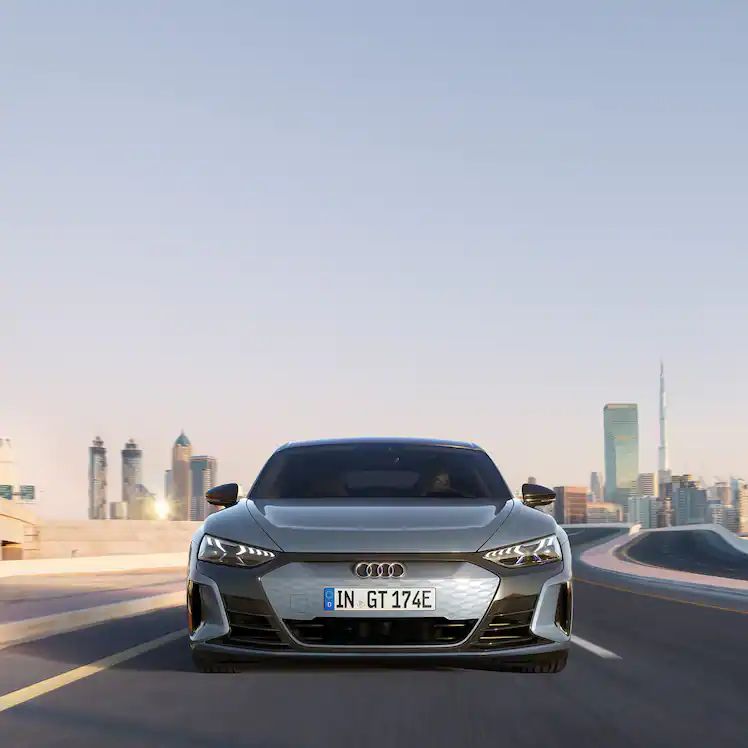 fahrender Audi in einer urbanen Gegend