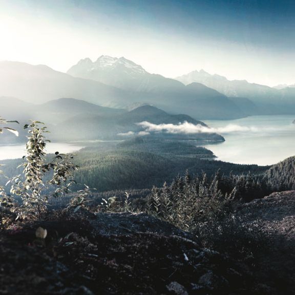 Audi Recycling und Rücknahme-Blick vom Berg über ein Seengebiet