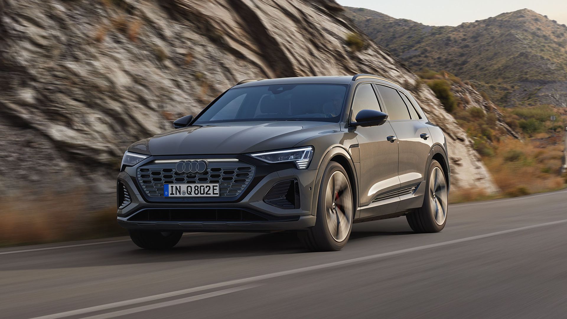 Dynamische Frontansicht Audi Q8 e-tron