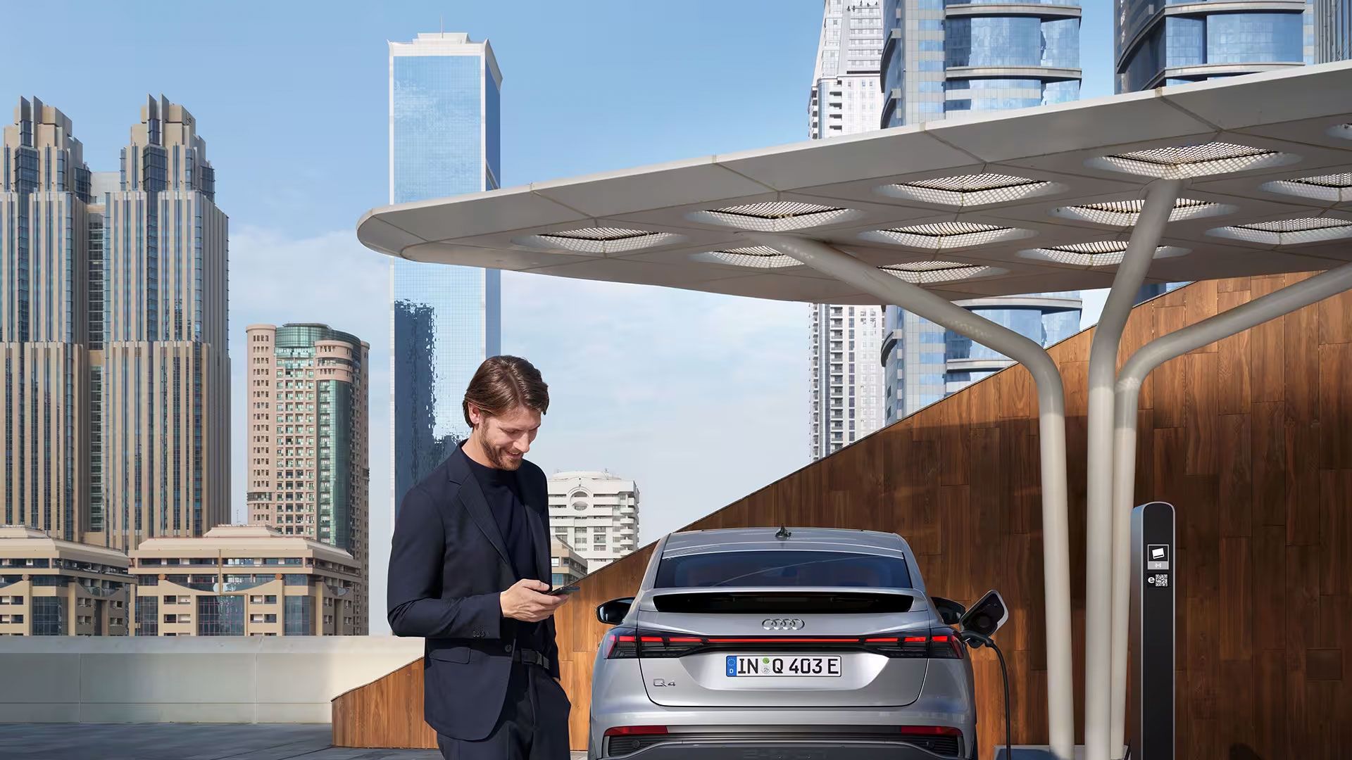 Audi Charging hub wird von einem Mann per App bedient