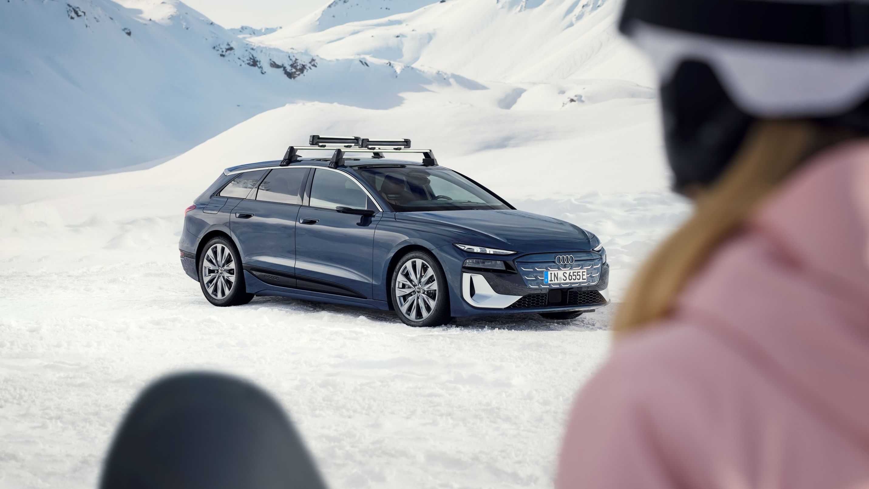 Ein Ski & Snowboardhalter am Dach eines Audi S6