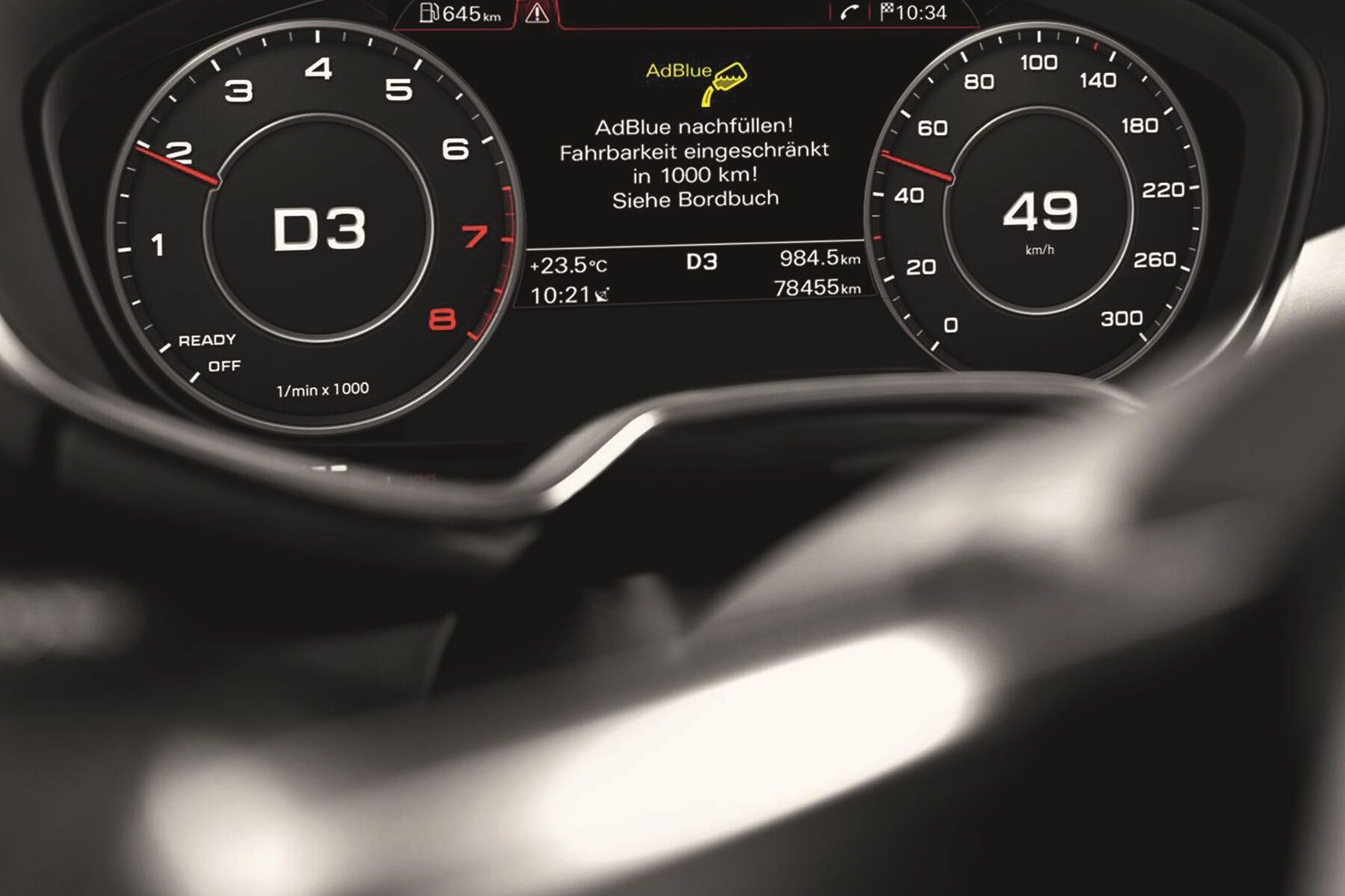 Display eines Audi Q5, A4, Q3 & Co. mit der Anzeige "AdBlue® nachfüllen"