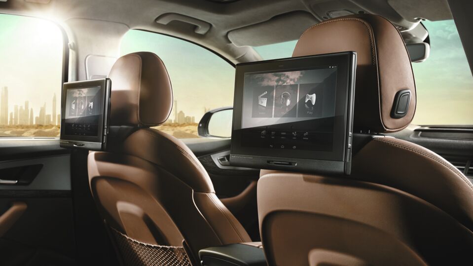 Audi Zubehör wie ein Navigationssystem sind auf den Audi Sitzen befestigt