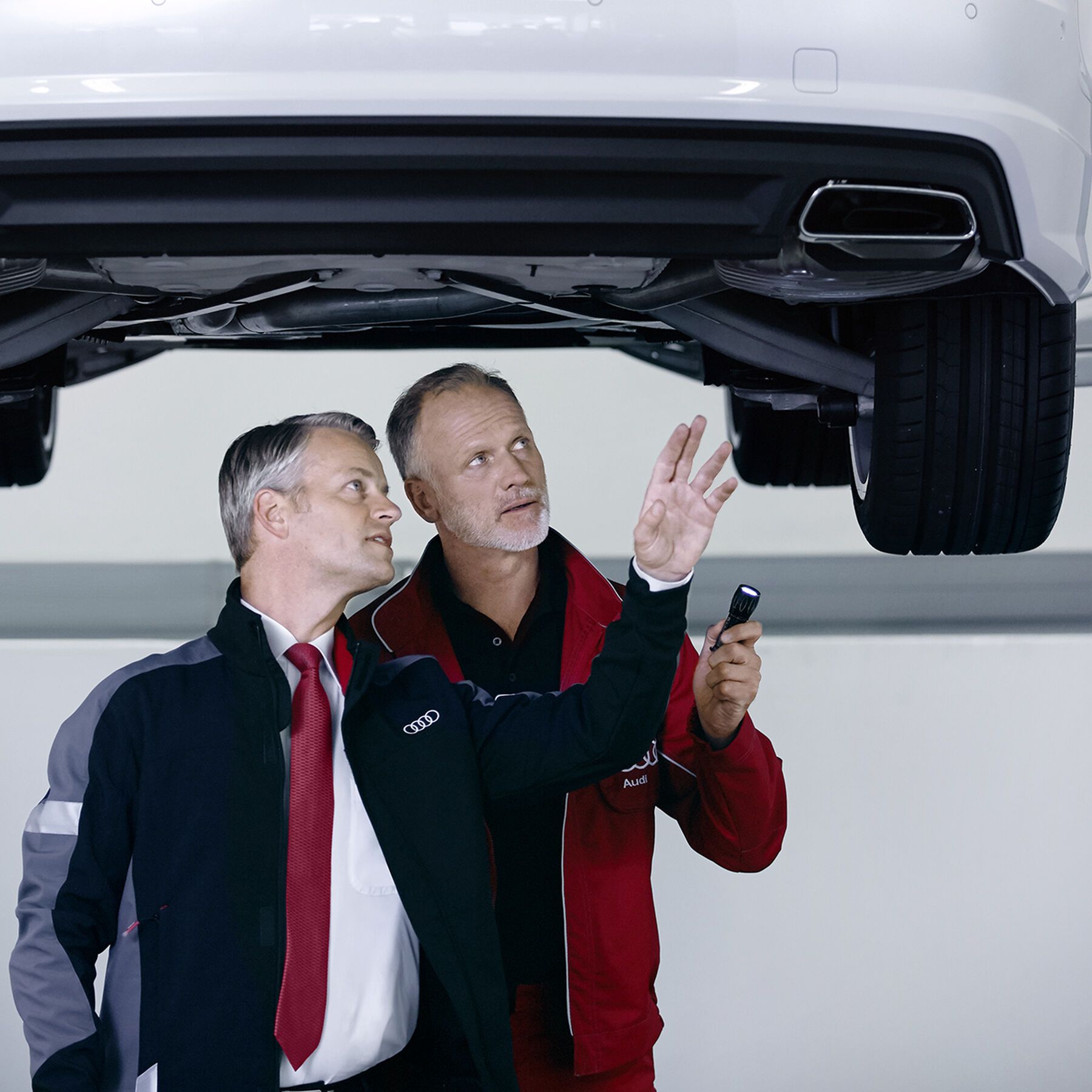 Zwei Audi Techniker beraten sich