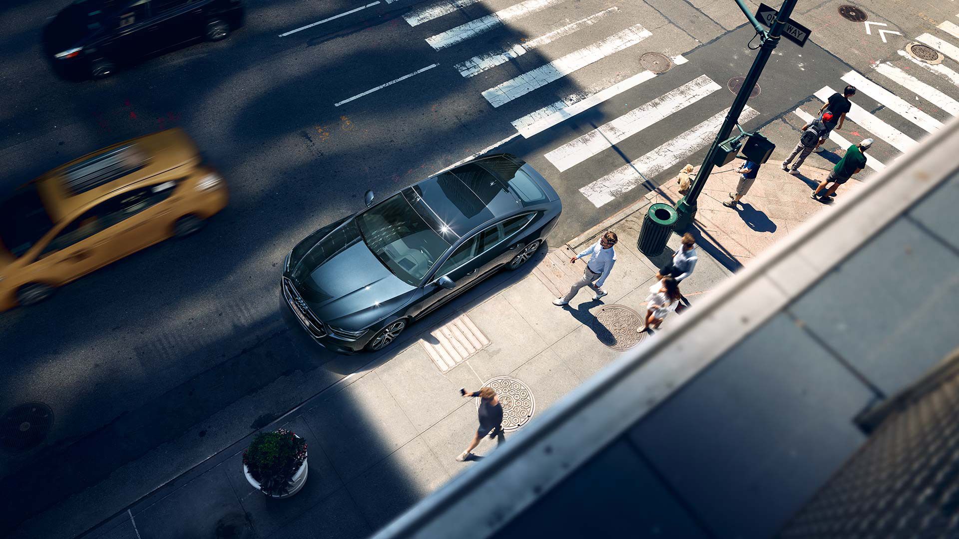 Blick von oben auf eine Straße auf der ein Audi fährt
