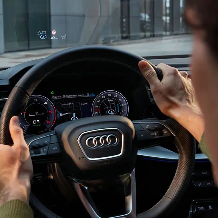 Audi mit Licht Funktionspaket beim Fahren aus Vogelperspektive
