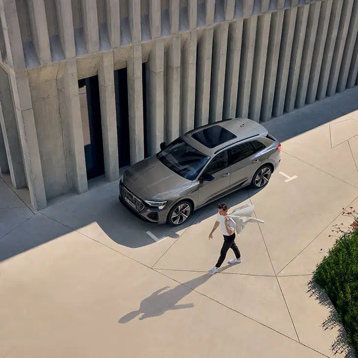 Ein geparkter Audi aus der Vogelperspektive