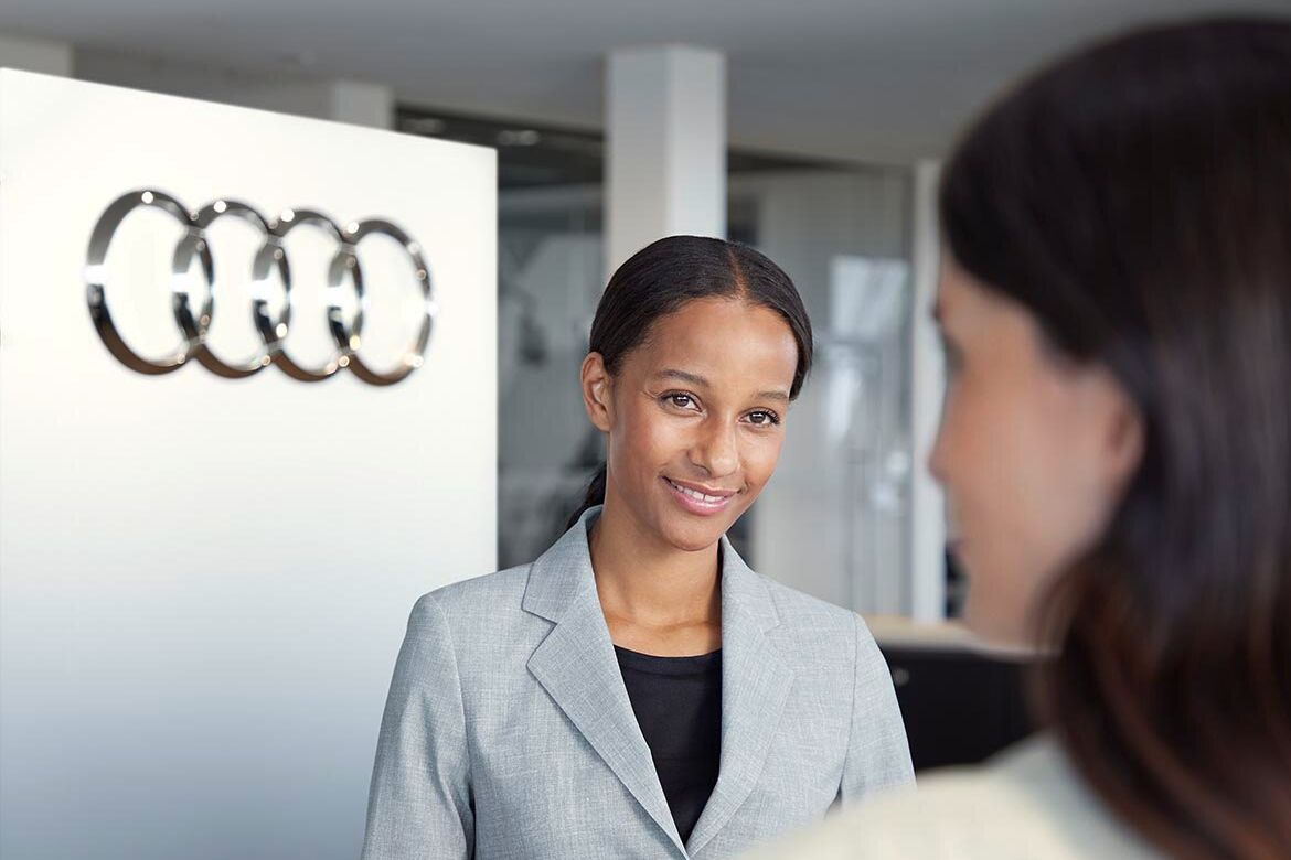 Eine Audi Service Mitarbeiterin im Kundengespräch