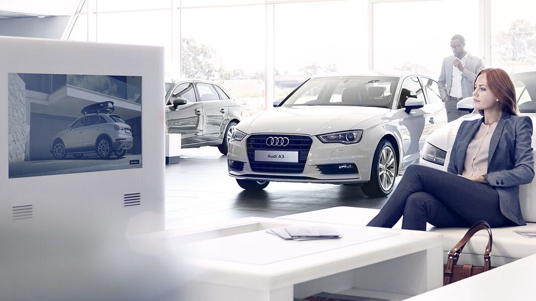 Eine Frau sitzt in einem Audi Showroom