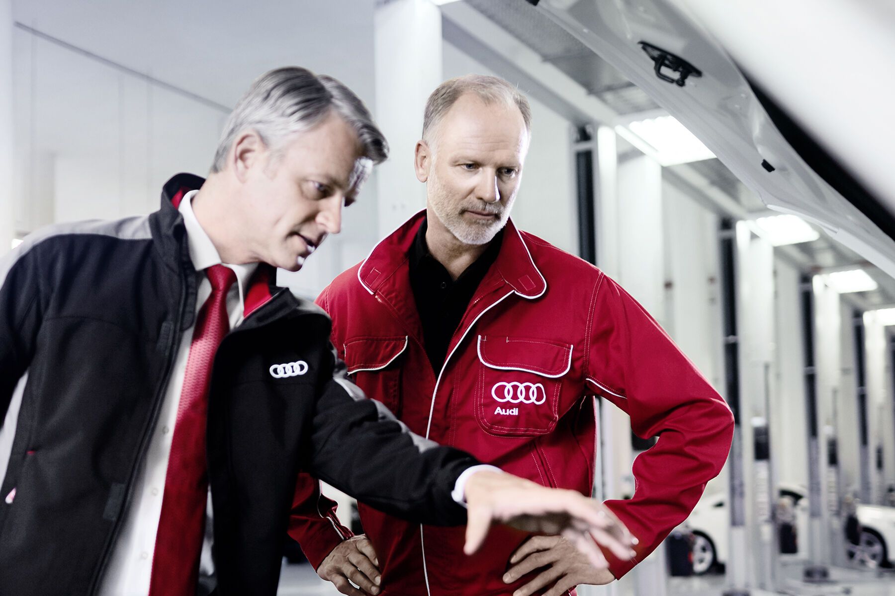 Zwei Audi Service Techniker besprechen sich