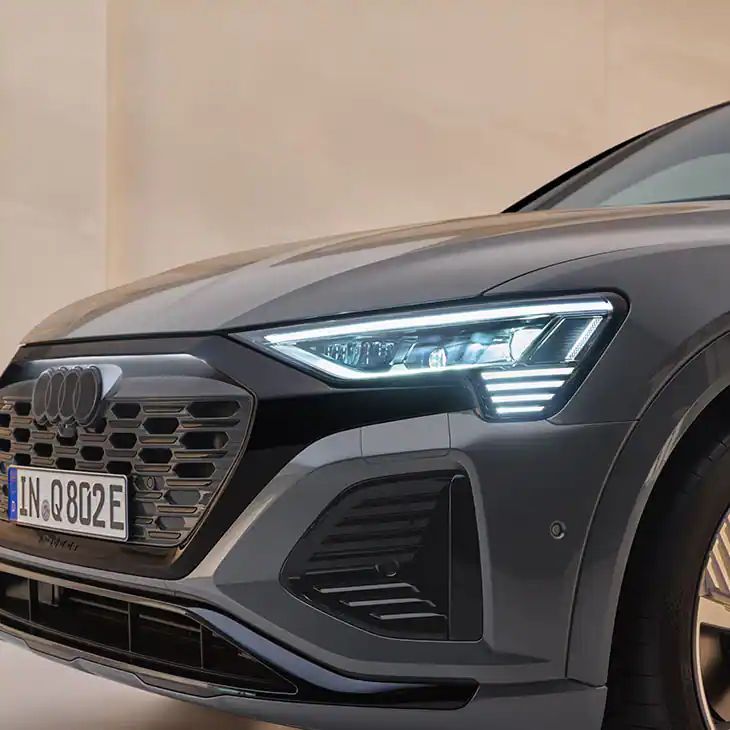 Seitliche Frontalansicht von einer Audi Motorhaube 
