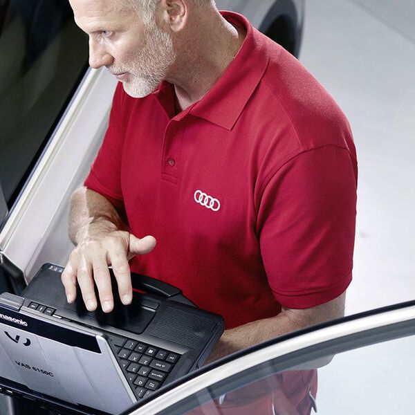Ein Mechaniker bei einer Audi Pickerl Überprüfung